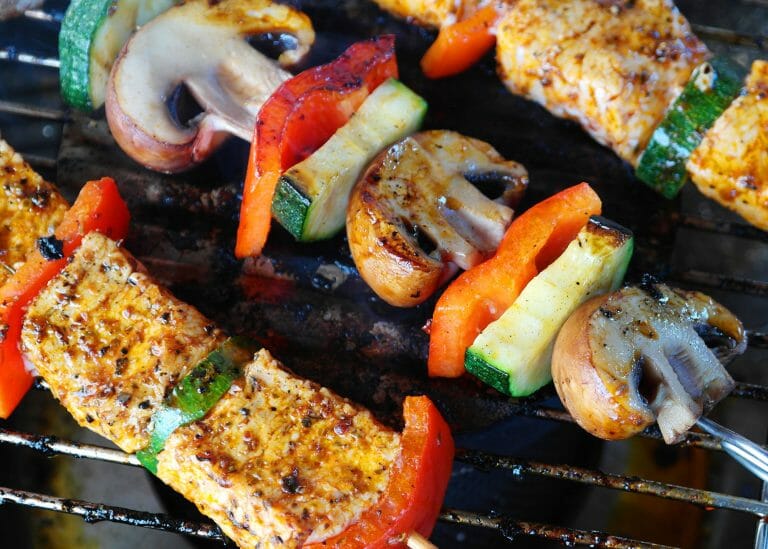 nourish gluten-free bbq chicken mushroom pepper zucchini skewer recipe